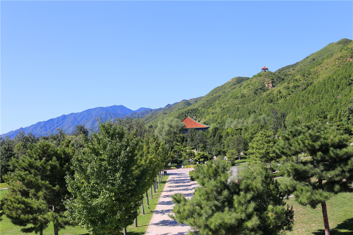 天寿陵园背靠天寿山 天寿陵园背靠天寿山