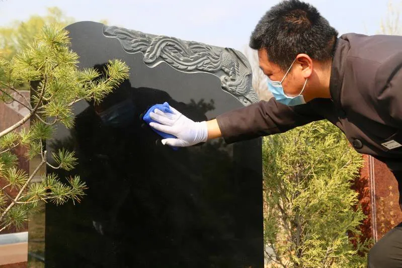 擦拭墓碑 擦拭墓碑